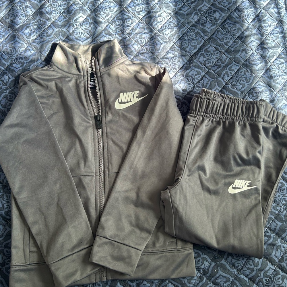 Nike boys zip up jogger sweatsuit size 4t gray,  good cond